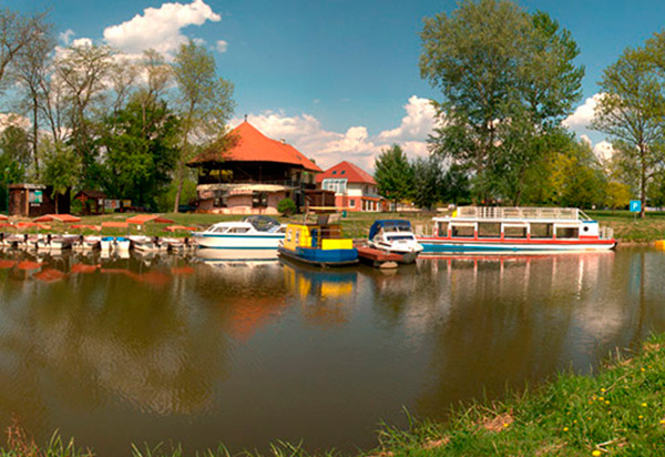 pujcovna-lodi-v-pristavu-veseli